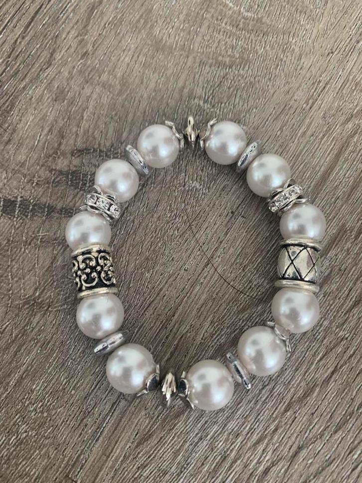 Partij 15 stuks mooie elastische parel armbanden A107, Sieraden, Tassen en Uiterlijk, Armbanden, Nieuw, Ophalen of Verzenden