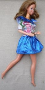 Leuke Barbie met mooi jurkje met felblauwe accenten, Gebruikt, Ophalen of Verzenden, Pop