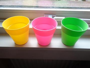 3 kleurige kunststof bloempotjes geel roze groen beschikbaar voor biedingen