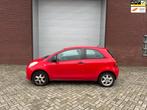 Toyota Yaris 1.0 VVTi + Airco Trekhaak Lees tekst aub, Auto's, Voorwielaandrijving, Gebruikt, 750 kg, Emergency brake assist