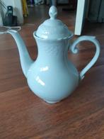 Wit porseleinen theepot met relief ca. 20,5 cm hoog, Overige typen, Ophalen of Verzenden, Zo goed als nieuw, Effen