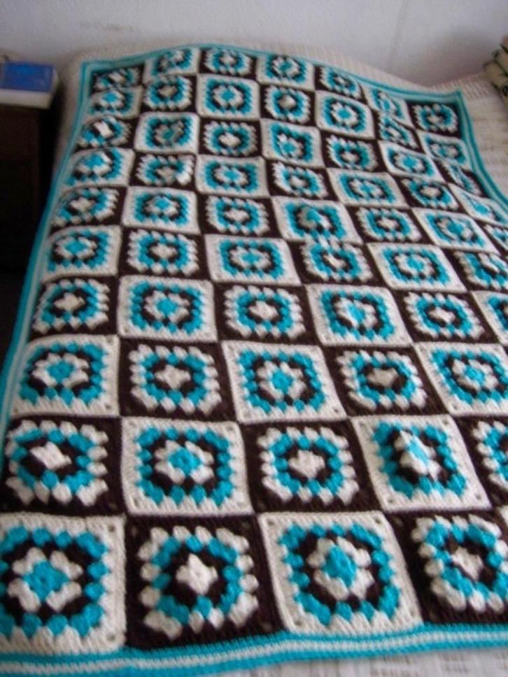 'GEHAAKTE WOONDEKEN ,FROM THE NEEDLES OF JERRY WILSCHUT,, Huis en Inrichting, Woonaccessoires | Plaids en Woondekens, Zo goed als nieuw