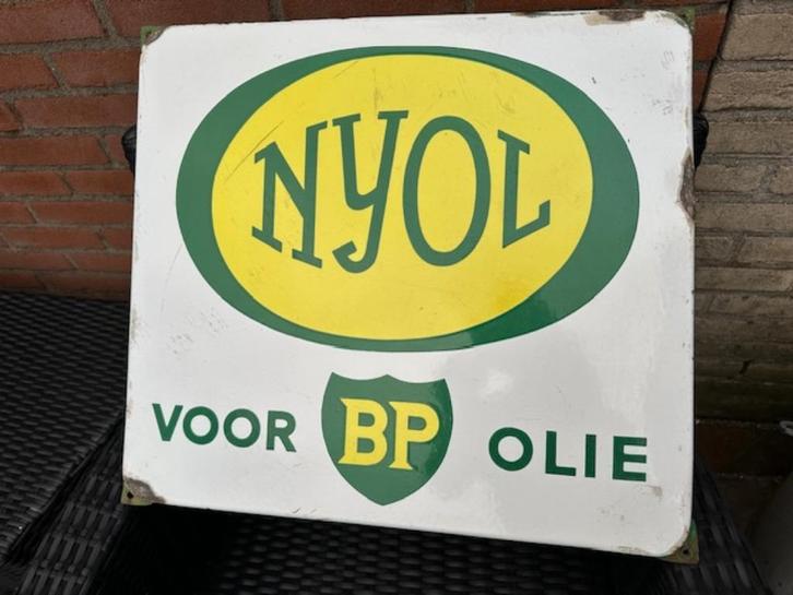 Mooi emaille BP Nyol bord. Langcat Bussum. 49 x 44 cm., Verzamelen, Merken en Reclamevoorwerpen, Gebruikt, Reclamebord, Ophalen of Verzenden