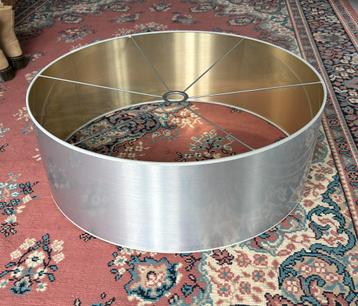Te koop grote lampenkap beschikbaar voor biedingen