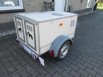 Aanhangwagen voor honden, geïsoleerd beschikbaar voor biedingen