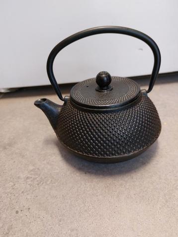 Gietijzeren  theepot fluitketel met zeef ketel gietijzer beschikbaar voor biedingen