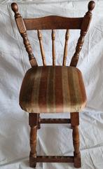 Vintage oude jaren 60 hoge stoel hout met studs barkruk, Huis en Inrichting, Barkrukken, 90 cm of meer, Zo goed als nieuw, Hout