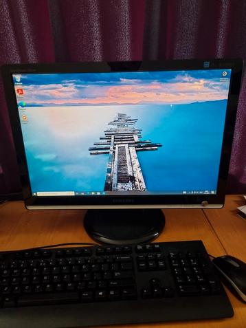 PC met Monitor, Toetsenbord en Muis beschikbaar voor biedingen