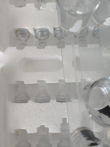 Schaakspel glas met shot glaasjes en stenen beschikbaar voor biedingen