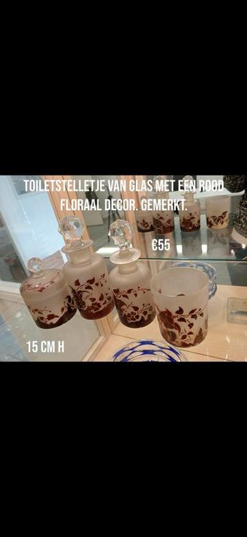 Vintage Toiletstel met Bloemen Decor beschikbaar voor biedingen
