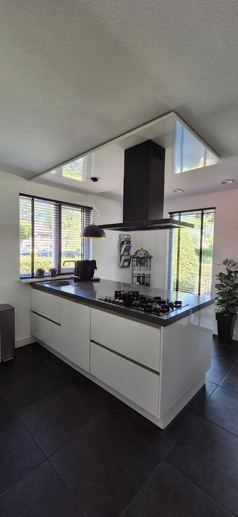 Hoogglans wit ( kook) schiereiland, Merk Siematic, Huis en Inrichting, Keuken | Complete keukens, Zo goed als nieuw, Overige typen