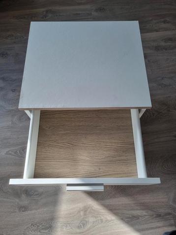 Nachtkastje met lade en plank beschikbaar voor biedingen