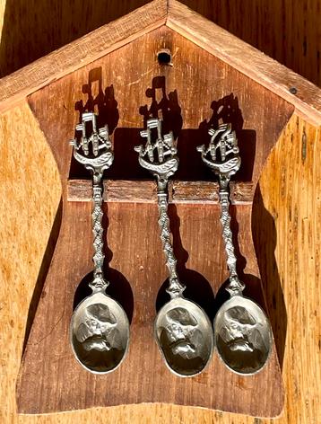 Houten lepelrekje met drie Verzilverde Tinnen Theelepels beschikbaar voor biedingen
