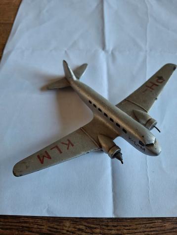 Zeer oude gietijzeren DC-2  beschikbaar voor biedingen