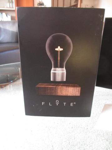FLYTE Manhattan 2.1 zwevende tafellamp – Walnut/chrome beschikbaar voor biedingen