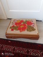 Vintage houtsnijwerk voetbank 46 x 36 cm, Ophalen of Verzenden, Rechthoekig, Minder dan 50 cm, Minder dan 50 cm