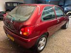 Ford Fiësta 1.3 I 3DR 1999 Rood met 43471KM, Auto's, 1299 cc, 31 €/maand, 4 cilinders, 4 stoelen