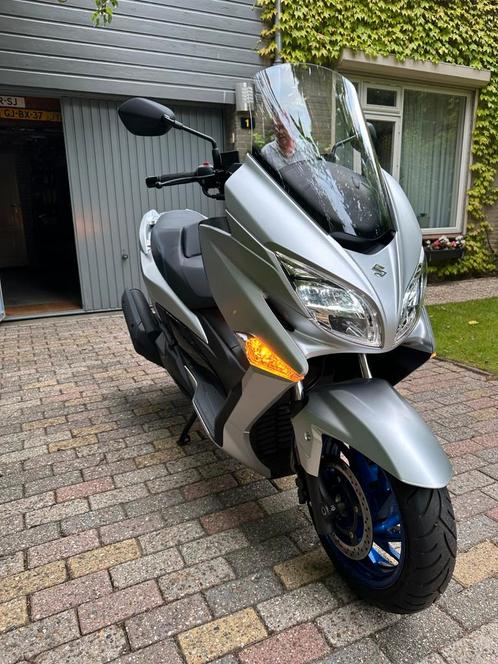 Suzuki Burgman 400 uit 2022 als nieuw!, Motoren, Motoren | Suzuki, Particulier, Scooter, 12 t/m 35 kW, 1 cilinder, Ophalen