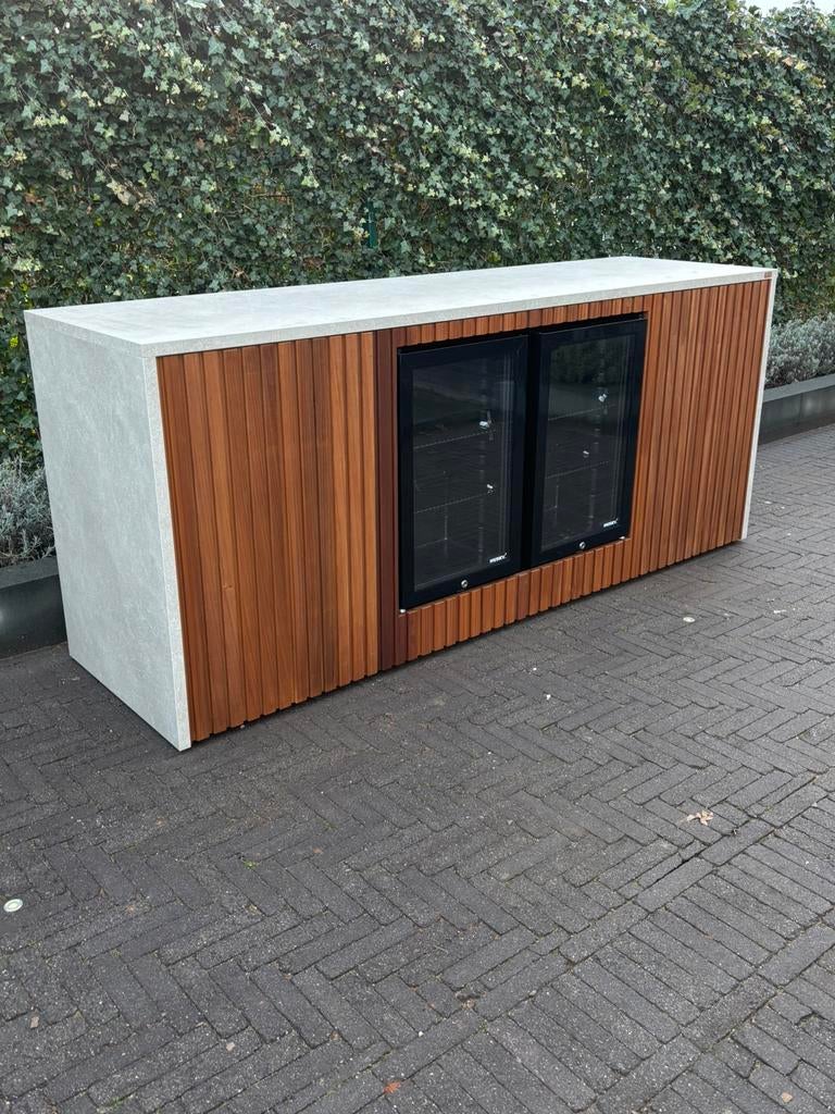 Maatwerk buitenkeuken. type 'Modern Cool’. Incl. 2x mini-bar, Maatwerk, Houtskool, Vrijstaand, Nieuw
