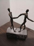2 bronzen mannetjes geven elkaar de hand, Ophalen of Verzenden