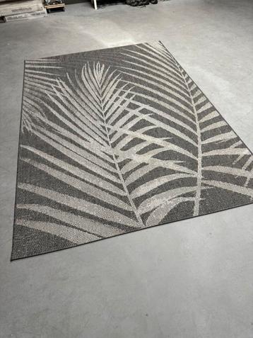 Outdoor carpet grijs met bladmotief beschikbaar voor biedingen