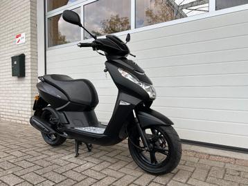 ZGAN.: Peugeot Kisbee Black Edition. 45km. 4T. Geel kenteken beschikbaar voor biedingen