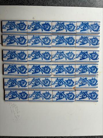 24 stuks fraaie randtegels rond 1900. beschikbaar voor biedingen