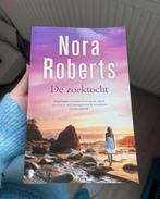 Nora Roberts - De zoektocht (Zo goed als nieuw), Ophalen of Verzenden, Zo goed als nieuw, Nederland