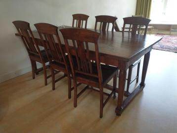 Donker houten eetkamertafel met 6 bijpassende stoelen  beschikbaar voor biedingen