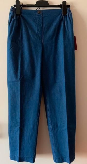 Nieuwe blauwe broek beschikbaar voor biedingen