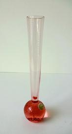 Glazen vaas spijkermotief roze lange hals Bohemen 1901-g, Ophalen of Verzenden