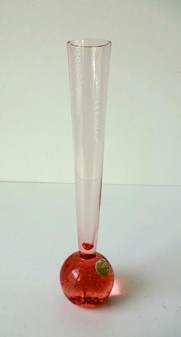 Glazen vaas spijkermotief roze lange hals Bohemen 1901-g beschikbaar voor biedingen
