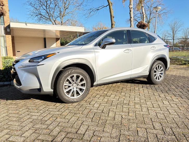 Lexus NX 300H 2.5 E-cvt AWD 2014 Grijs, Auto's, Lexus, Particulier, NX, 4x4, ABS, Achteruitrijcamera, Airbags, Airconditioning