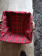 Rieten mand met roodgeblokt doek., Ophalen of Verzenden, Zo goed als nieuw, Rechthoekig, Riet
