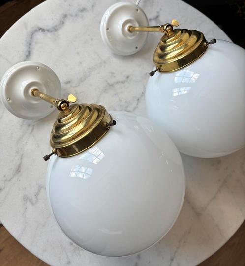 Vintage set 2 witte bollampen globes wandlampen schoollamp, Huis en Inrichting, Lampen | Wandlampen, Zo goed als nieuw, Glas, Ophalen of Verzenden