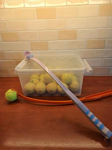 Bak met 25 tennisballen en 2 werpstokken.
 beschikbaar voor biedingen