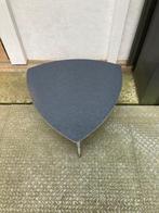 Mid Century bijzettafel TRIPOD  aparte poten kunststof blad, Huis en Inrichting, Tafels | Sidetables, Metaal, 50 tot 100 cm, Ophalen of Verzenden