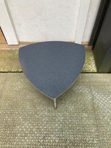 Mid Century bijzettafel TRIPOD  aparte poten kunststof blad beschikbaar voor biedingen