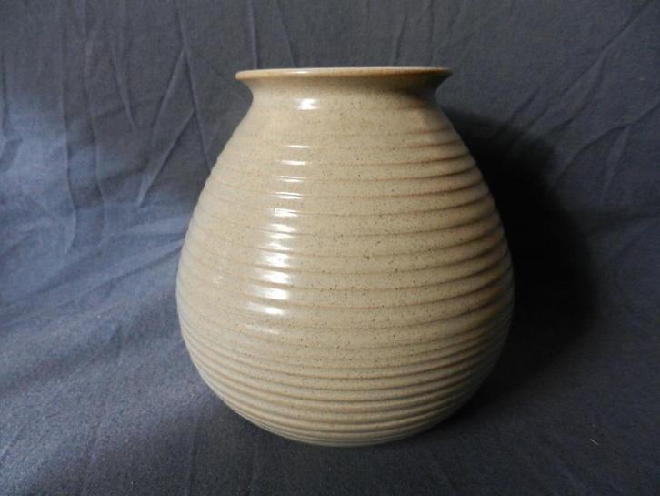 Adco creme en lichtblauw gespikkelde vaas model 1014 h. 14,4, Antiek en Kunst, Antiek | Keramiek en Aardewerk, Ophalen of Verzenden