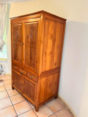 Massieve teakhouten kast – handgesneden details – tweedelig beschikbaar voor biedingen