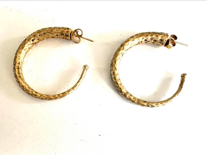 Zilveren vergulde gehamerde oorbellen, Sieraden, Tassen en Uiterlijk, Oorbellen, Gebruikt, Knopjes of Stekers, Zilver, Goud, Ophalen of Verzenden