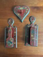 Hindelooper kapstokje hartvormig + kleerborstel /haarborstel, Antiek en Kunst, Antiek | Woonaccessoires, Ophalen