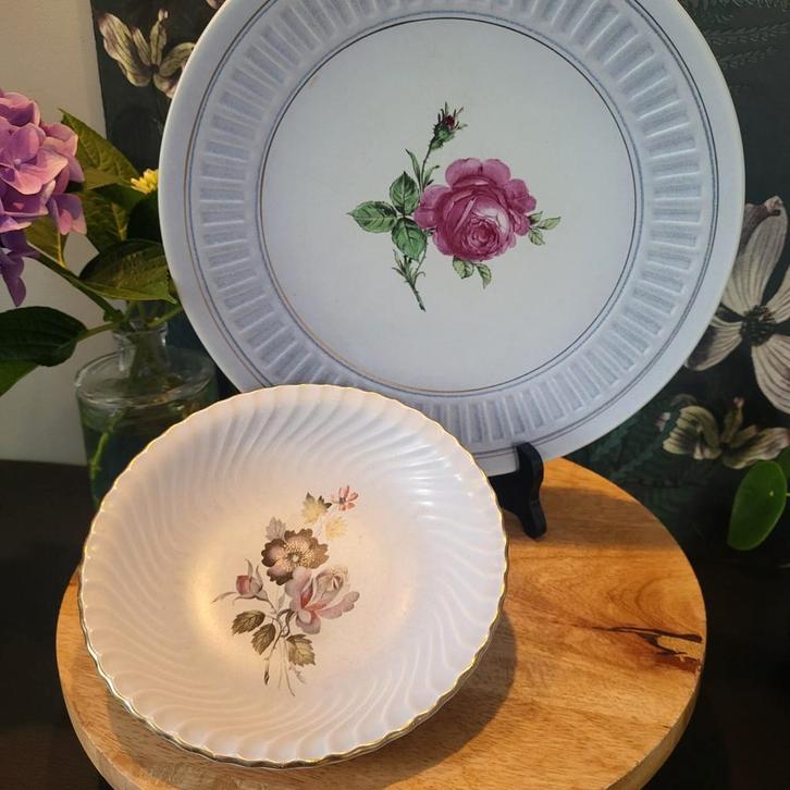 2 Sier /pronk borden van het merk Flora plateel Gouda., Antiek en Kunst, Antiek | Servies los, Ophalen of Verzenden