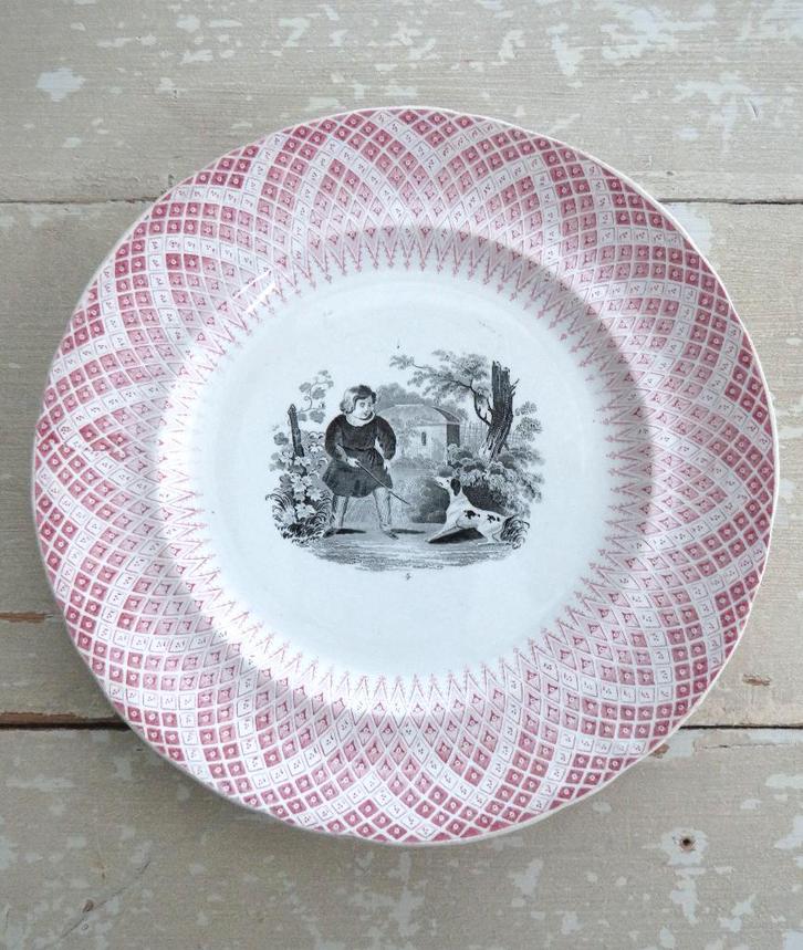 Antiek Frans bordje Creil et Montereau “Meisje met hondje”, Antiek en Kunst, Curiosa en Brocante, Ophalen of Verzenden