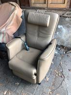 Prominent sta op stoel beige leer elektrisch relax fauteuil, Ophalen, Minder dan 75 cm, Leer, Zo goed als nieuw