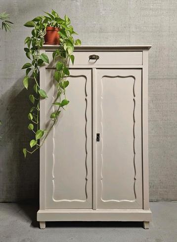 Antieke brocante beige Biedermeier meidenkast vintage kast  beschikbaar voor biedingen