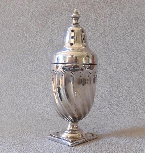 Engels zilveren specerijenstrooier uit 1888, Antiek en Kunst, Antiek | Goud en Zilver, Zilver, Ophalen of Verzenden