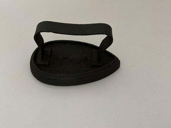 Antieke strijkbout in ovaalvorm, Antiek en Kunst, Antiek | Gereedschap en Instrumenten, Ophalen