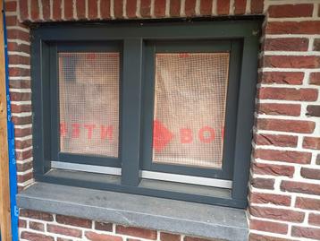 Nieuw hardhouten kozijn met 2 draaikiepramen.  beschikbaar voor biedingen