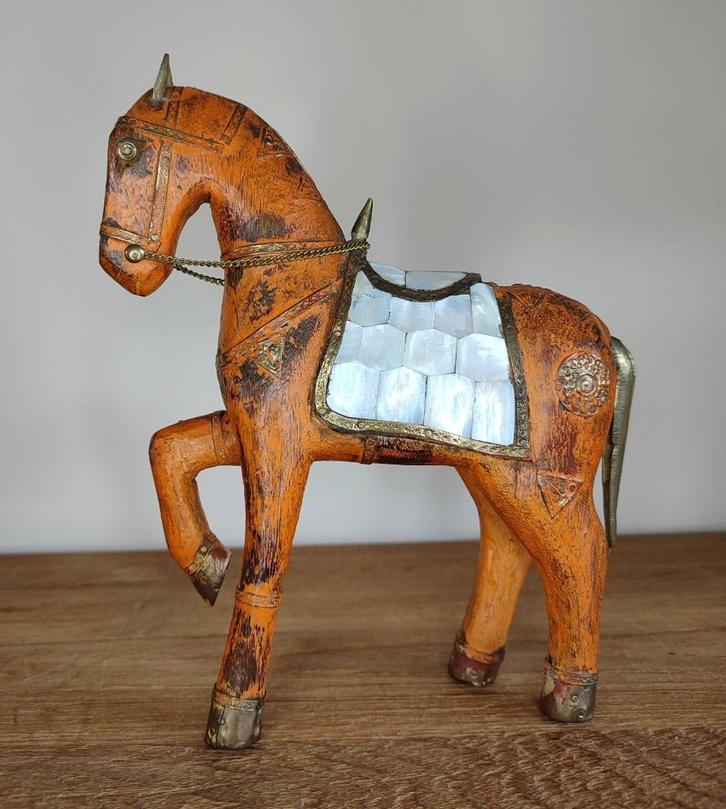 India. Marwari paard zeldzame kleur met parelmoer en messing, Antiek en Kunst, Kunst | Niet-Westerse kunst, Verzenden